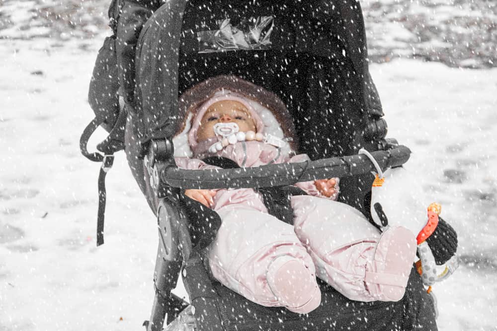 4 Beste Kinderwagen für Schnee, um Ihr Baby sicher und gemütlich zu halten