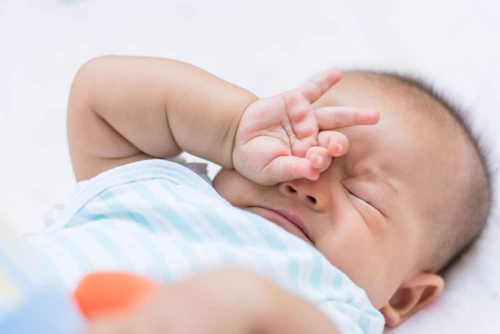 Haare im Auge des Babys: Wie bekomme ich sie raus?