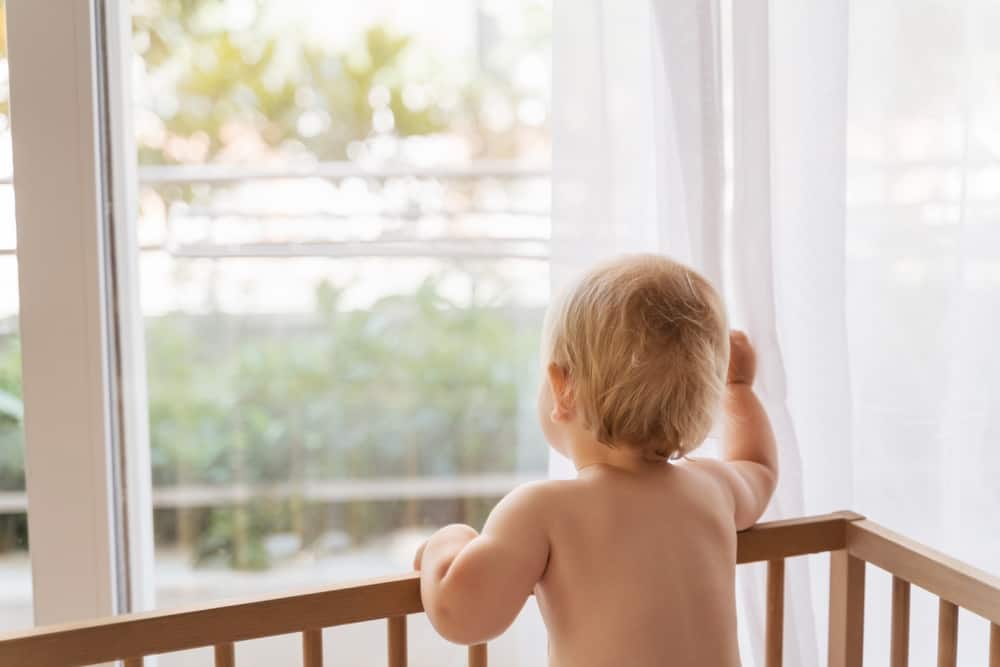 Ist das Aufstellen eines Kinderbettes vor einem Fenster eine gute Idee?