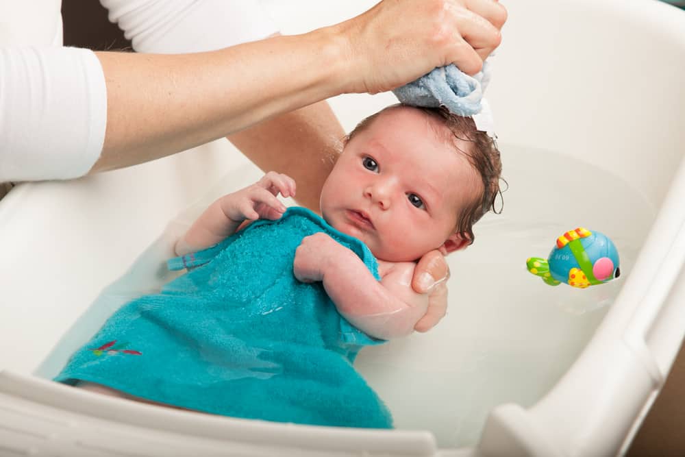 Un bebé se ha tragado el agua del baño: ¿Debe cundir el pánico?