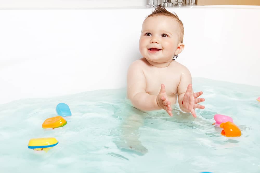 Baby hat Badewasser verschluckt: Sollten Sie in Panik geraten?