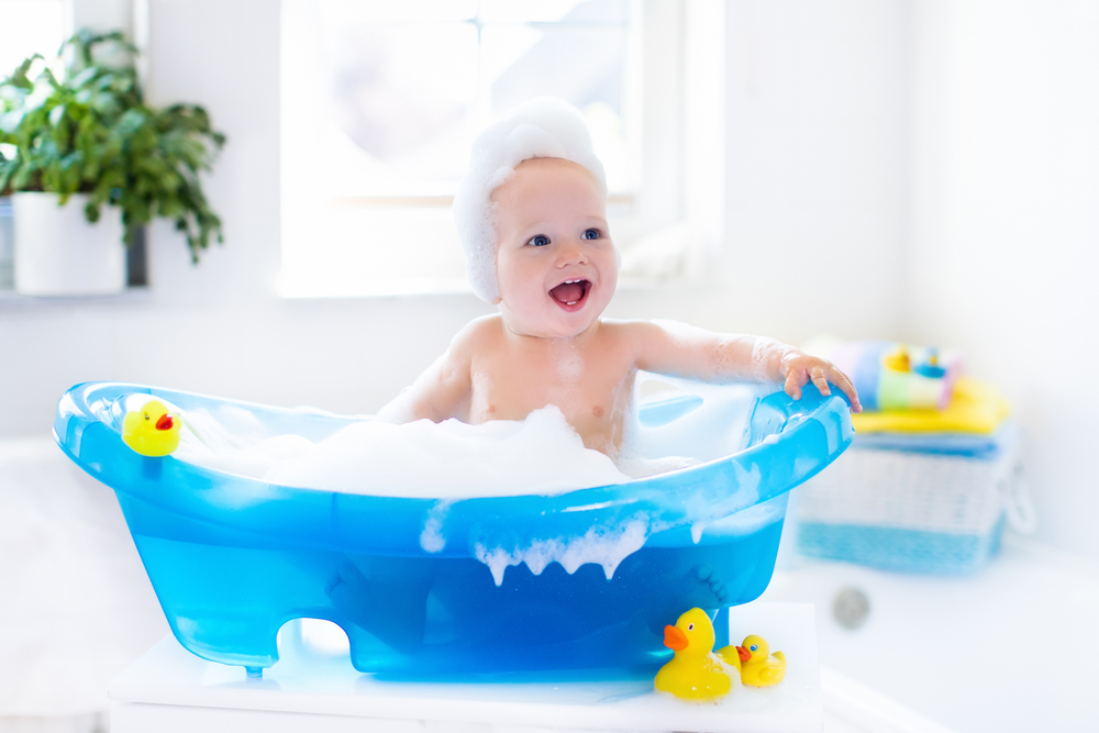 Baby hat Badewasser verschluckt: Sollten Sie in Panik geraten?