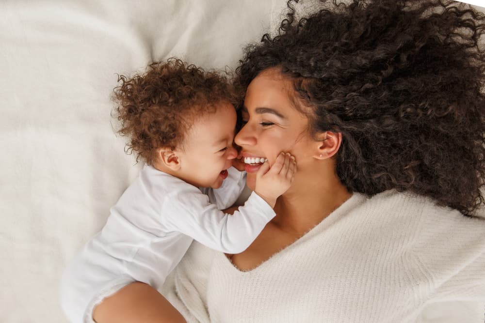 ¿Por qué mi bebé me agarra la cara? 7 adorables razones