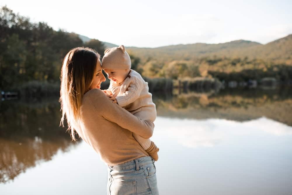 Warum greift mein Baby nach meinem Gesicht? 7 bezaubernde Gründe