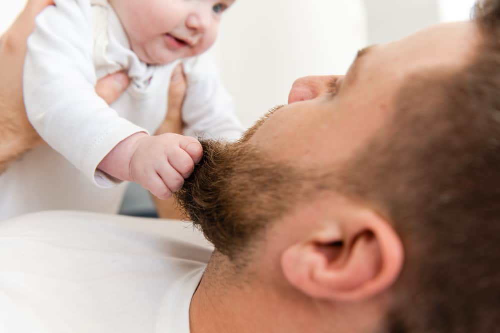 ¿Por qué mi bebé me agarra la cara? 7 adorables razones