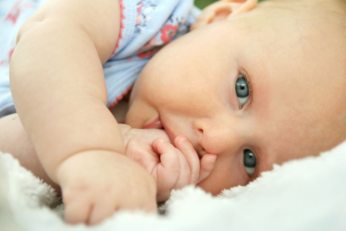 Un bebé se chupa el labio inferior: Es adorable, pero ¿es seguro?