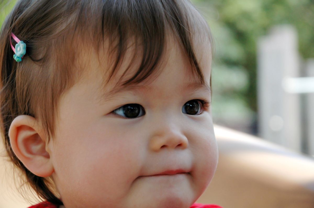 Un bebé se chupa el labio inferior: Es adorable, pero ¿es seguro?