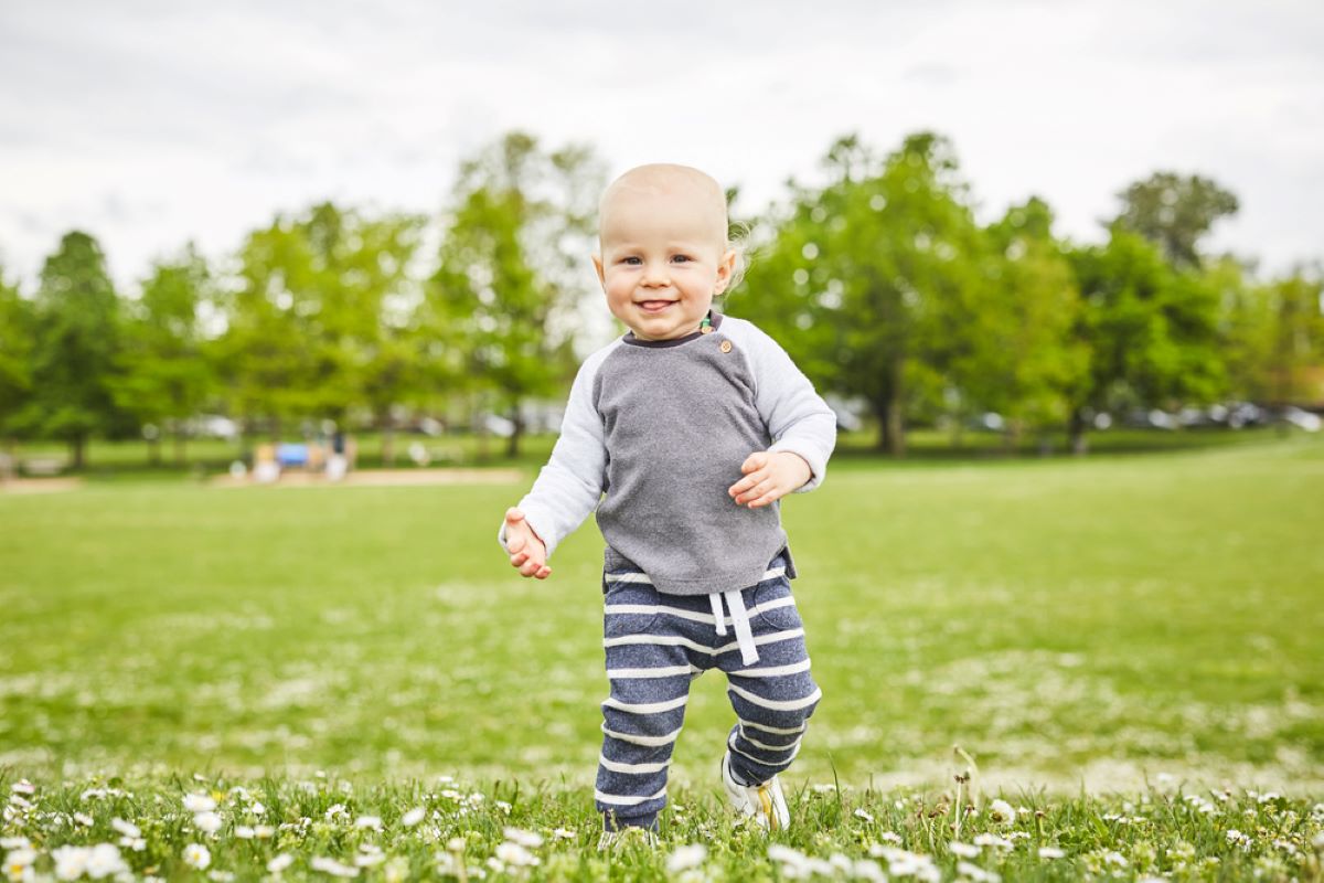 Baby geht auf den Knien: Gibt es einen Grund zur Besorgnis?