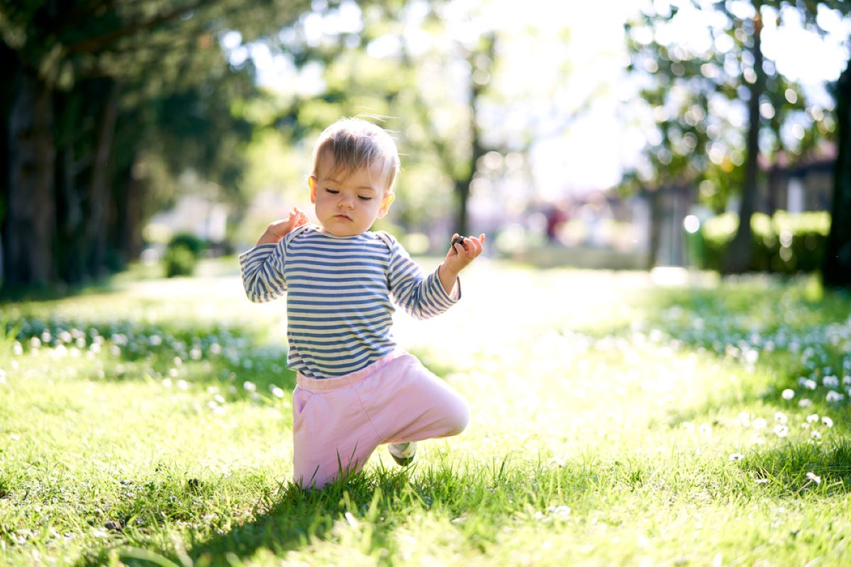 Baby geht auf den Knien: Gibt es einen Grund zur Besorgnis?