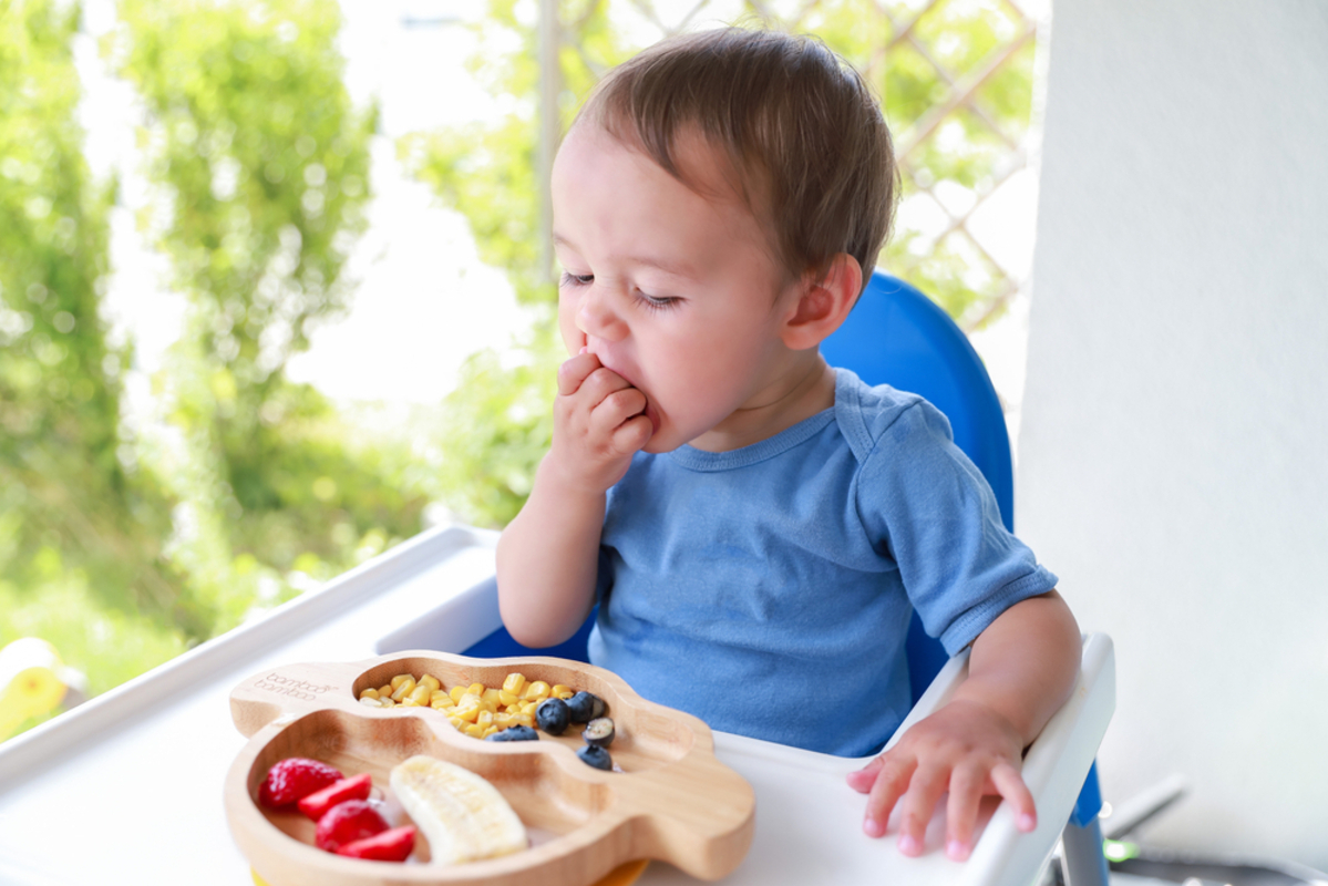 Kleinkind hält Essen im Mund Was bedeutet das?