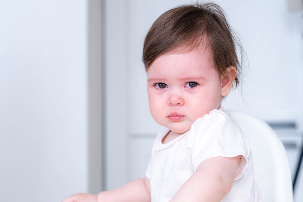 Qué significa que un niño pequeño se lleve la comida a la boca