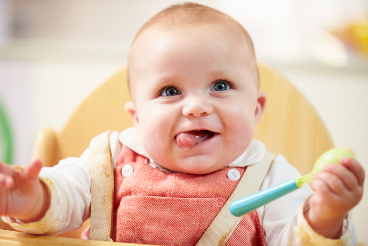 Qué significa que un niño pequeño se lleve la comida a la boca