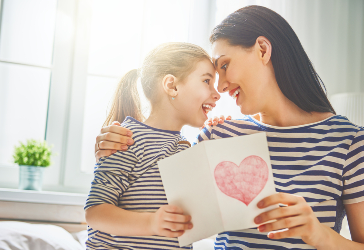 Más de 90 palabras positivas que harán que su hijo se sienta querido